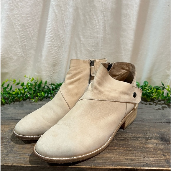 Eileen Fisher Billie Wrapped Nubuck Booties Light Tan Size 9.5